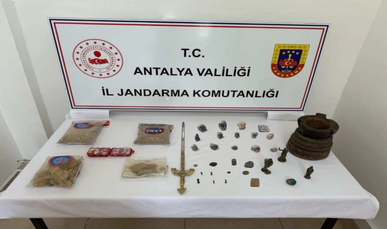 Antalya’da 75 parça arkeolojik eser satılmadan yakalandı