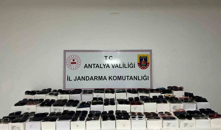 Antalya’nın Aksu ilçesinde durdurulan araçta bin 500 adet kaçak güneş gözlüğü ele geçirildi