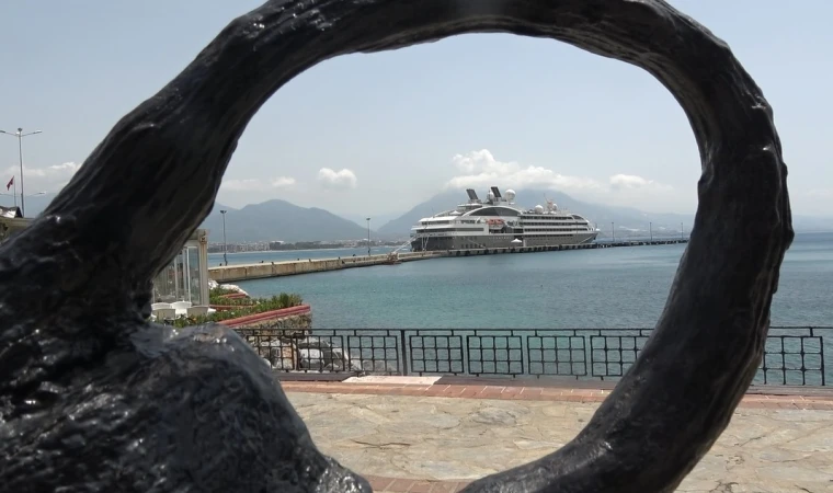 Fransa bandıralı lüks kruvaziyer Alanya’ya demir attı