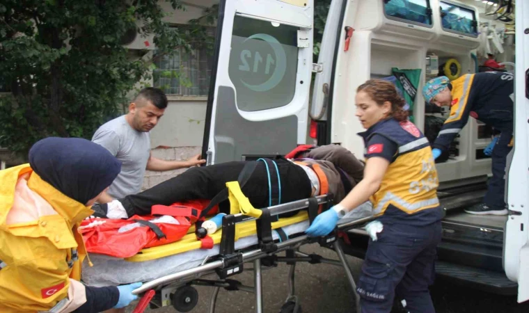 Kamyonet ile çarpışan motosikletin sürücüsü yaralandı