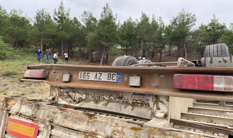 TIR ŞARAMPOLE DEVRİLDİ