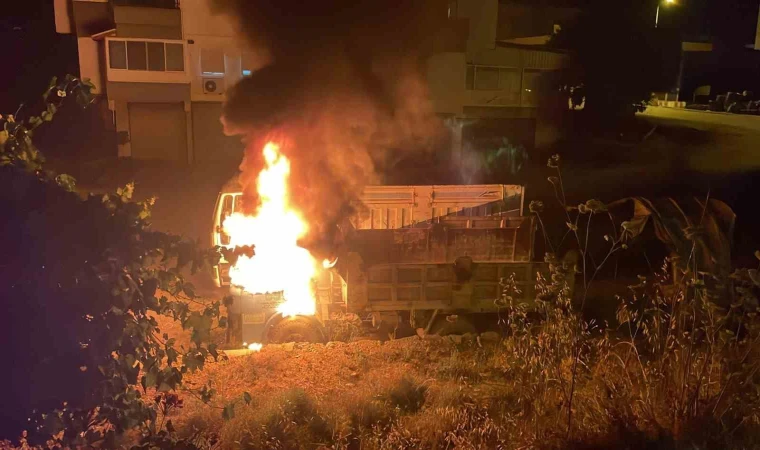 Gazipaşa ilçesinde park halinde alev alan kamlyon yandı.