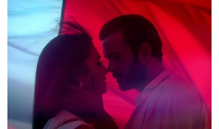 Hande Erçel ve Barış Arduç’un Başrollerinde Yer Aldığı Disney+’ın &apos;Aşkı Hatırla’ Dizisinden Yeni Tanıtım Yayınlandı!
