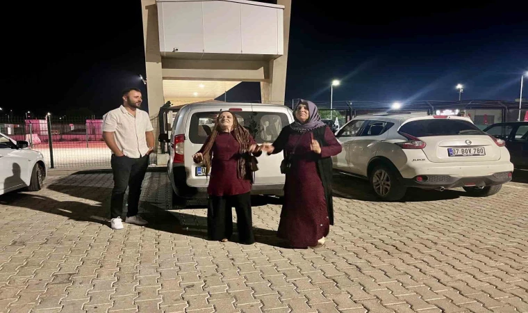 Cezaevi önünde halay çekip yakınlarını beklediler
