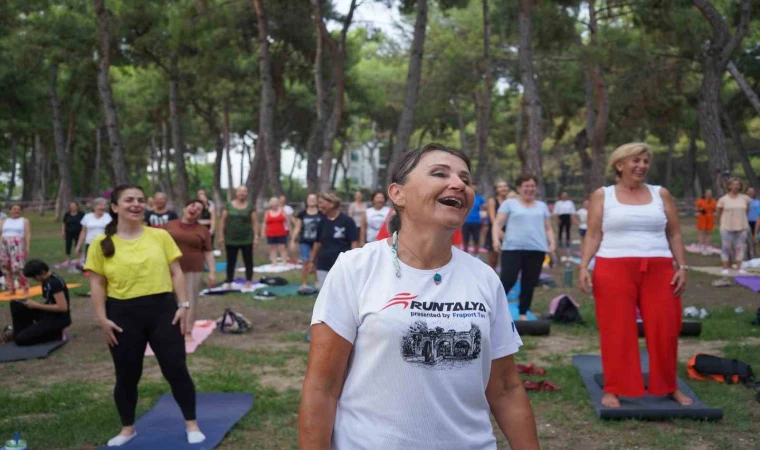 Keman dinletisi eşliğinde yoga yaptılar.