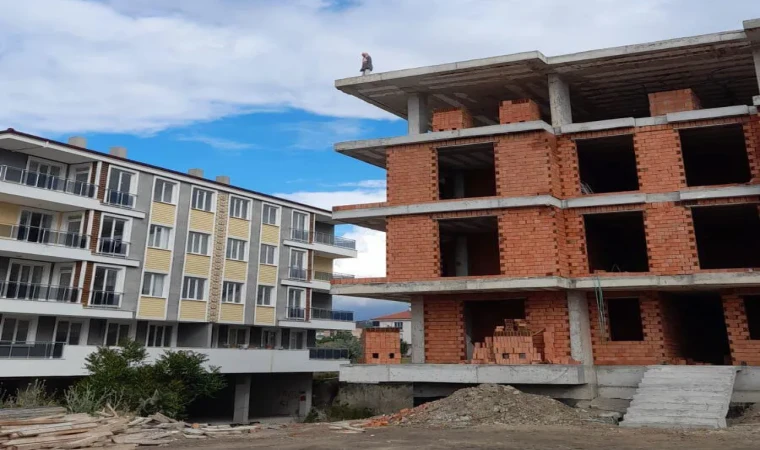 Müteahhit mağduru kadın çatıya çıktı
