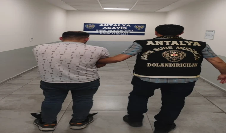 Antalya’da kendisini istihbarat görevlisi olarak tanıtan…