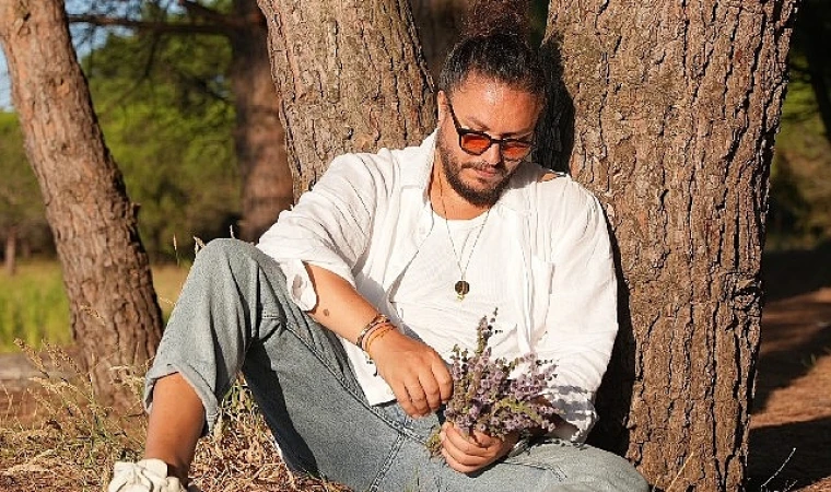 Oyuncu Engin Demircioğlu’ndan Sezen Aksu Coveri ’Yanmışım Sönmüşüm Ben’