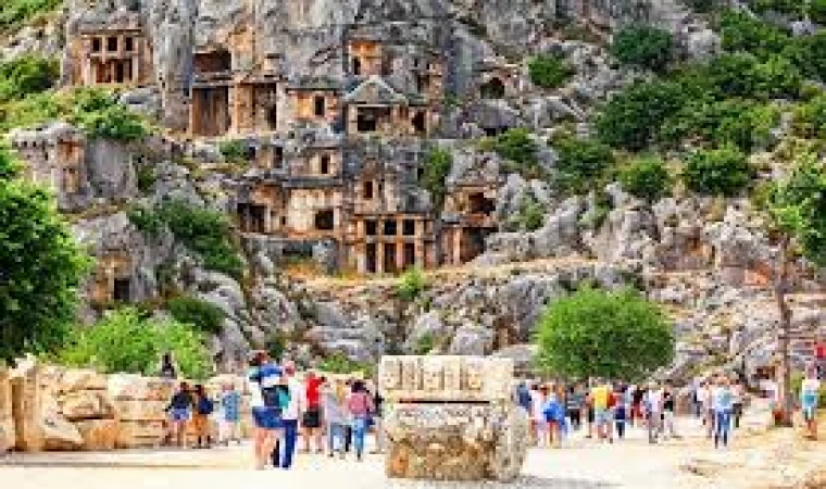 ANTALYA'DAN TARİHÎ REKOR: BİR GÜNDE 105 BİN ZİYARETÇİ