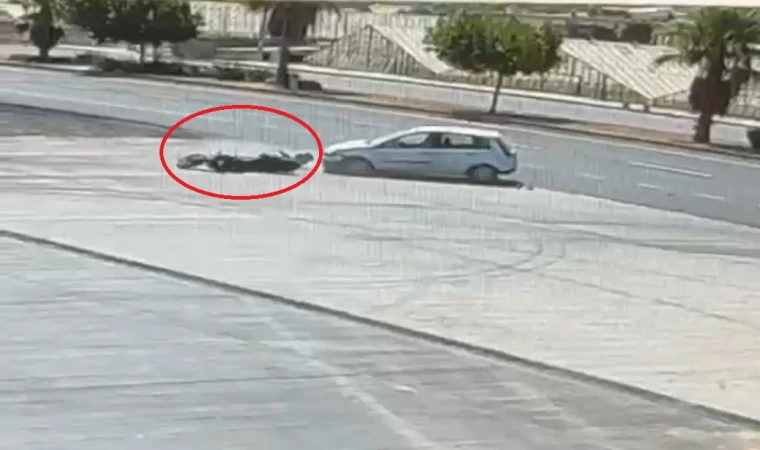 Otomobil ile çarpışan motosikletliyi metrelerce sürükledi