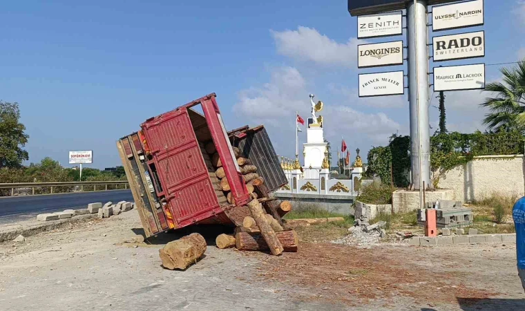 İNANILMAZ KAZA KAMYON YOL KENARINA SAVRULDU