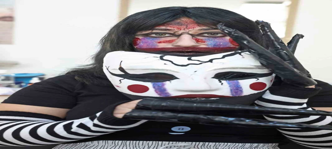 Antalya’da görenleri ‘korkutan’ makyaj