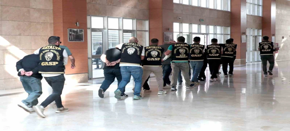 Antalya’da iş yerine zarar veren 10 şahıs tutuklandı