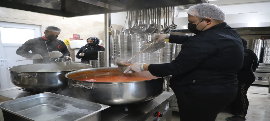 Saniye Caran"dan Vatandaşlara Sıcak Yemek Desteği