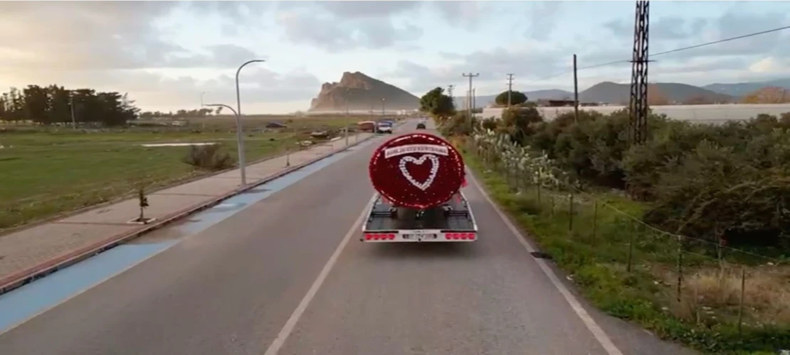 Çekicinin vincini 777 gülle donatıp eşine sürpriz yaptı