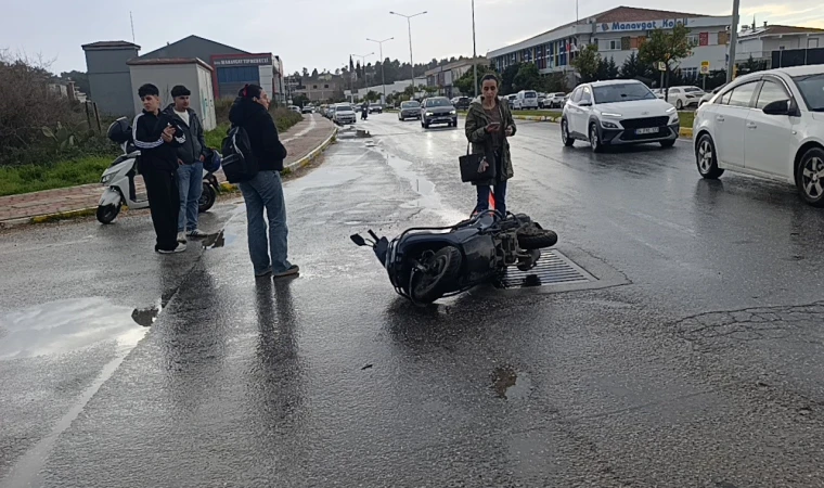 Manavgat’ta otomobille çarpışan motosikletli yaralandı