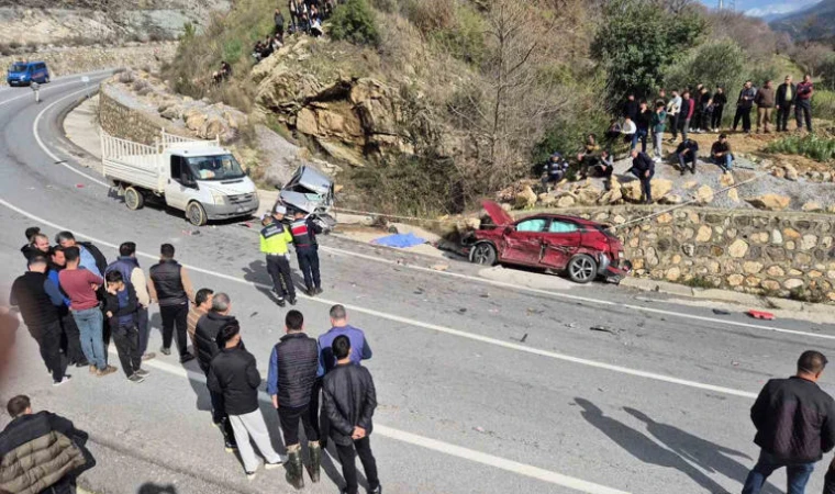 Virajı alamayan kamyon 2 otomobili biçti: 1 ölü, 3 yaralı