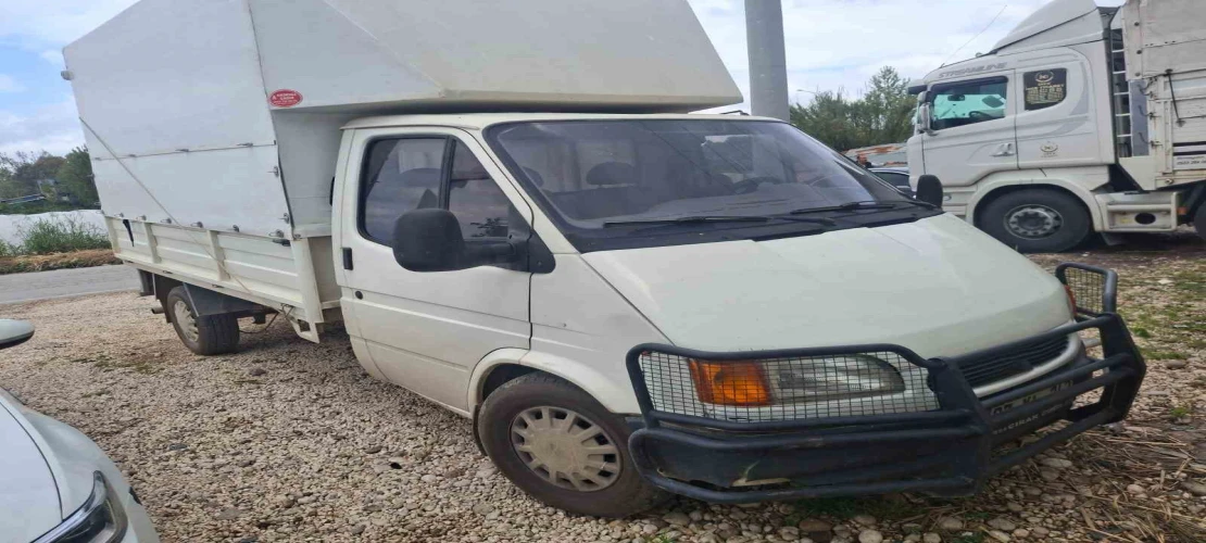 Antalya’da üzerinde anahtarı unutulan biber yüklü kamyonet terk edilmiş halde bulundu