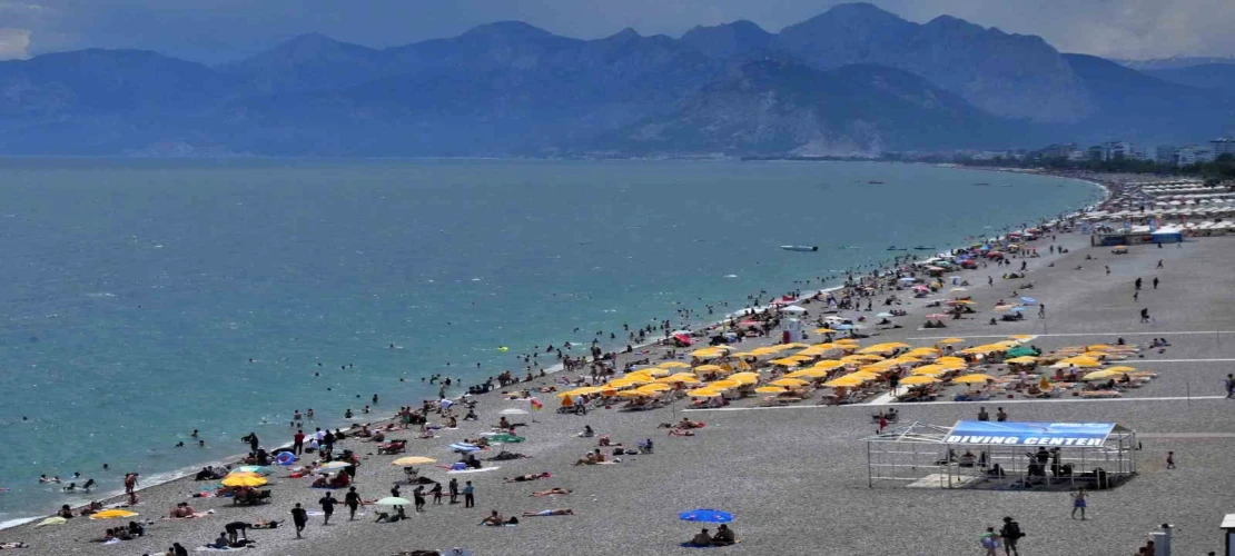 Antalya sahillerinde bayram yoğunluğu ikinci günde artarak devam etti