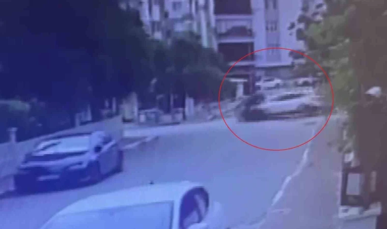 Antalya’da 2 polis memurunun yaralandığı kaza anı kameraya yansıdı