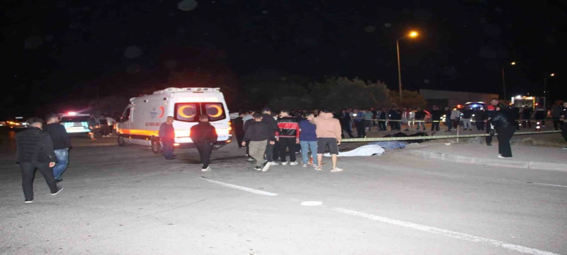 Çöp kamyonuyla çarpışan motosikletteki 2 genç hayatını kaybetti