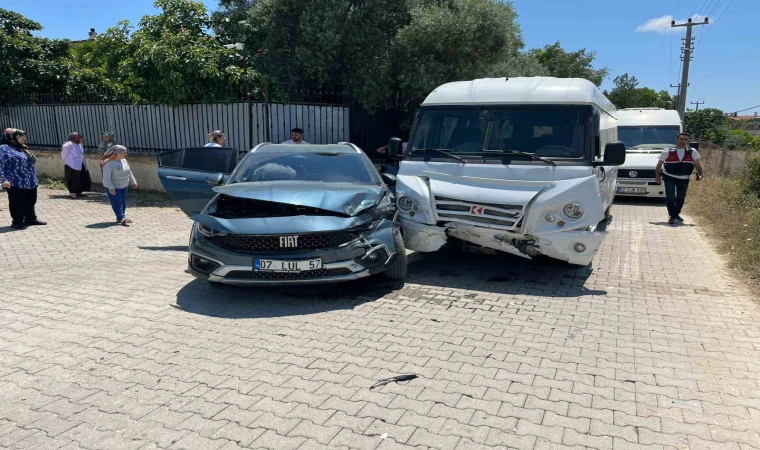 Antalya’da okul servisi otomobille çarpıştı: 7’si anaokulu öğrencisi 9 yaralı