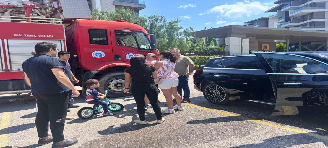 Çocuğu araç içerisinde kilitli kaldı, gözyaşlarına boğulan kadının yardımına itfaiye ekipleri yetişti