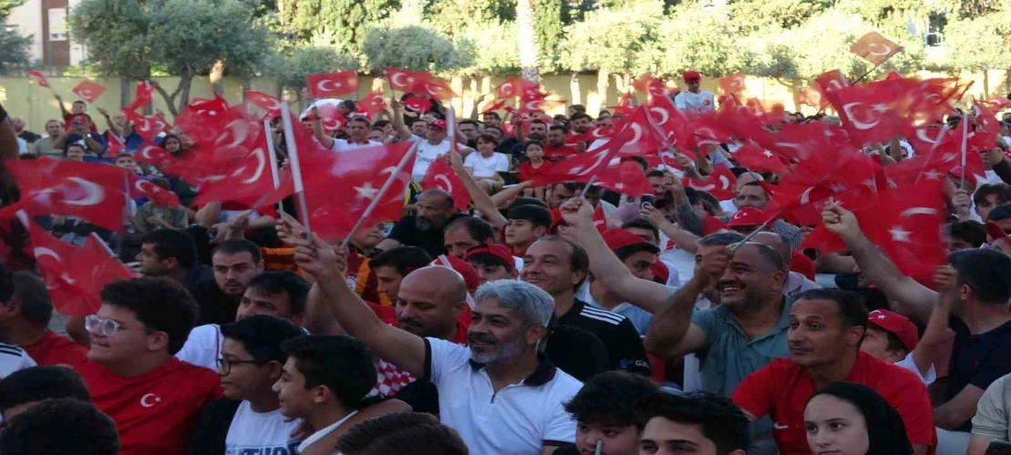 Milli maç heyecanını İHL bahçesinde dev ekranda izlediler