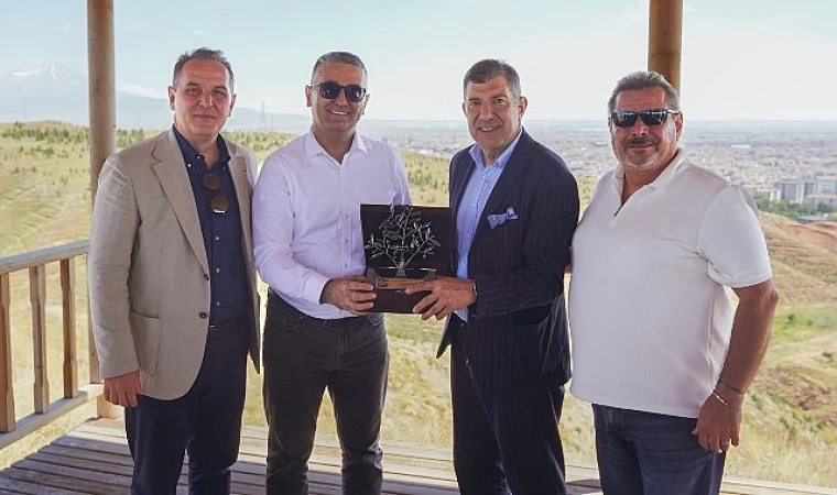 Kâmil Koç ve Mercedes-Benz Türk, Bir Asırlık Başarıyı Beraber Dikilen Fidanlar ile ölümsüzleştirdi