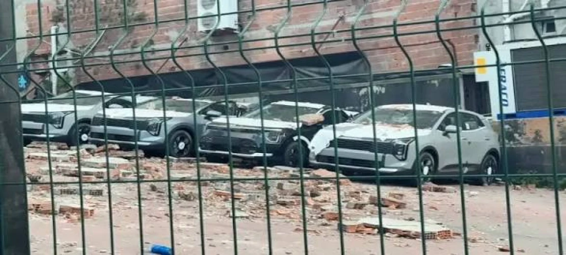 Kağıthane’de duvar sıfır kilometre araçların üzerine çöktü,
