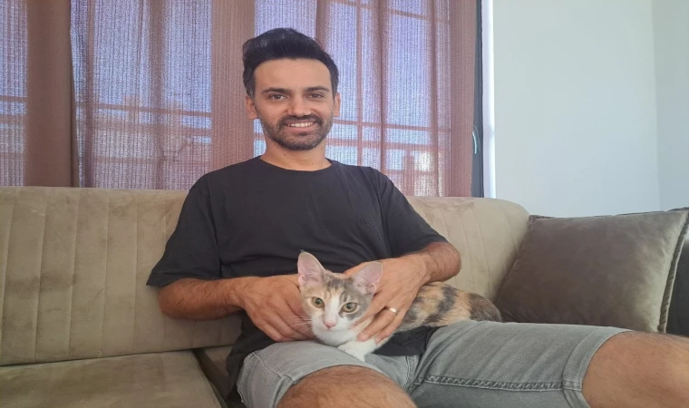 Klimada mahsur kalan kedisini kabloyla bağladığı plaj çantasıyla kurtardı