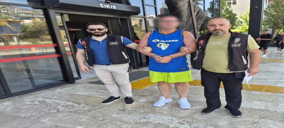 Alanya’da Türk bayrağına tüküren İngiliz turist tutuklandı