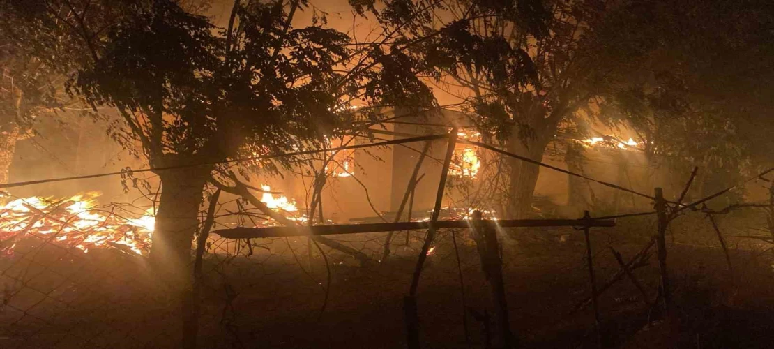 Antalya’da gece yarısı arazi yangını: 2 ev kullanılamaz hale geldi