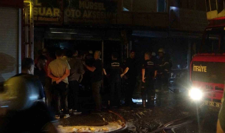 Antalya’da iki iş yerinde yangın: Alevler üst kattaki eve de zarar verdi