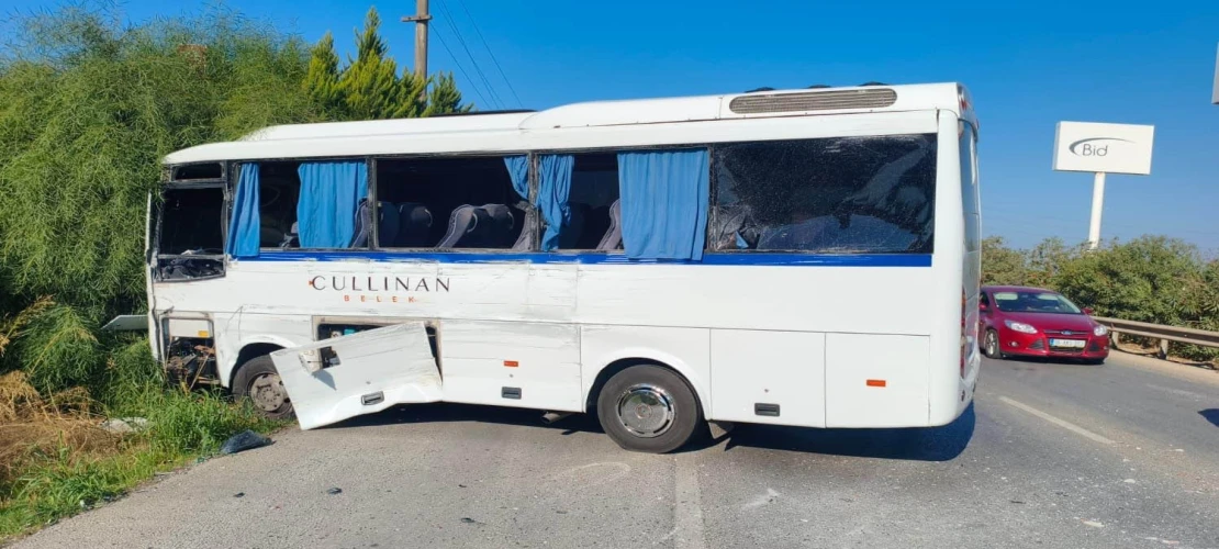 Antalya’da tur otobüsü ile servis minibüsü çarpıştı: 6 yaralı