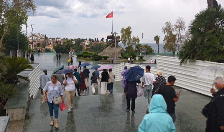 Cumhuriyet Meydanı’nda şemsiyeler açıldı, turistler yağmura rağmen gezilerini sürdürdü