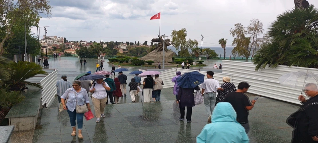 Cumhuriyet Meydanı’nda şemsiyeler açıldı, turistler yağmura rağmen gezilerini sürdürdü