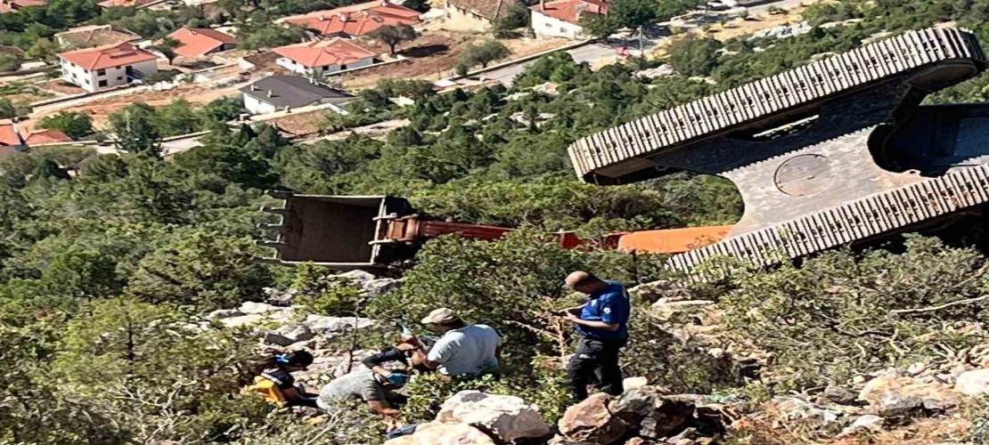 iş makinesi 60 metrelik uçuruma yuvarlandı operatör yaralı kurtuldu