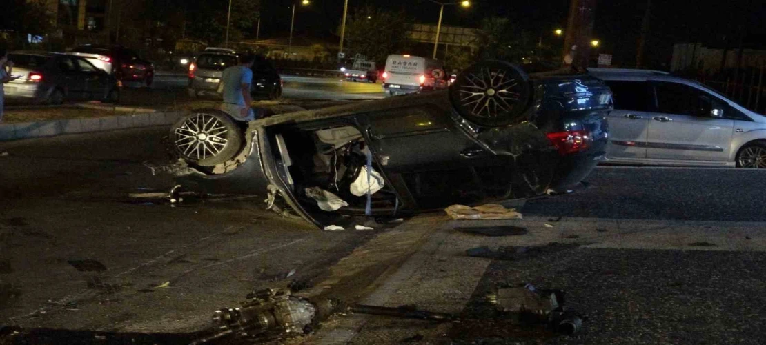 Otomobil takla attı, motoru yola fırladı: 2 yaralı