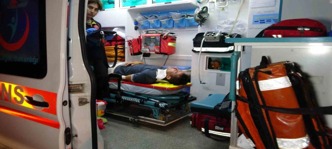 Refüj bordürüne çarpan otomobil takla attı: 2 yaralı