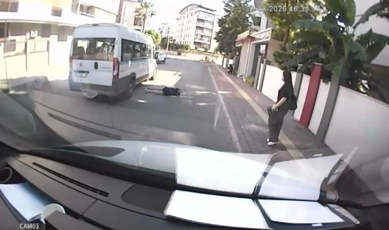 Okul servisinden indi, yolun karşısına geçerken...