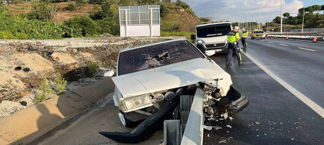 Tofaş otomobil, demir bariyerlere ok gibi saplandı, sürücü yaralandı