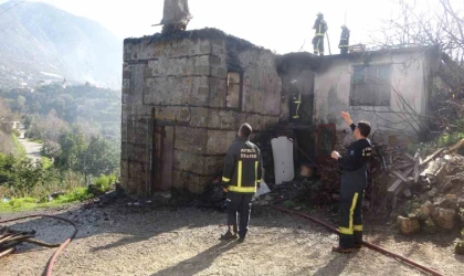 ANTALYA DA ÇIKAN YANGIN KORKUTTU