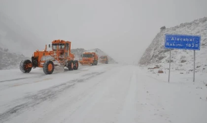 ANTALYA'NIN BİR İLÇESİNE KAR YAĞDI