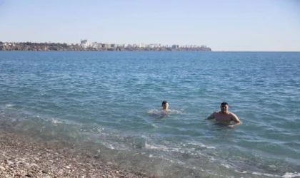Antalya’da bahar havası, sıcaklığı hisseden denize koştu
