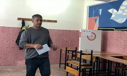 PAPAĞANIYLA OY KULLANDI