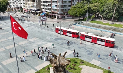 Antalya Büyükşehir Cumhuriyet Meydanı’ndaki engelleri kaldırdı