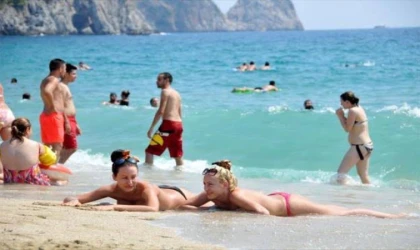ANTALYA'DA PLAJLAR DOLDU