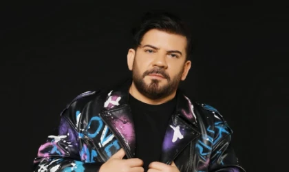 Öğrencileri için müzik yapıyor