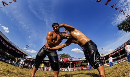 PEHLİVANLAR SAHAYA ÇIKIYOR